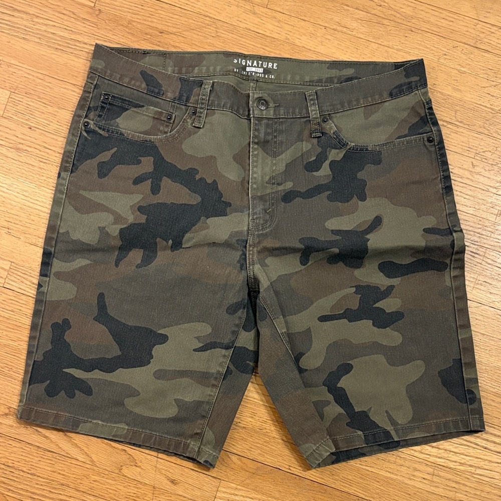Signature by Levi Strauss Men's Camo Cargo Shorts